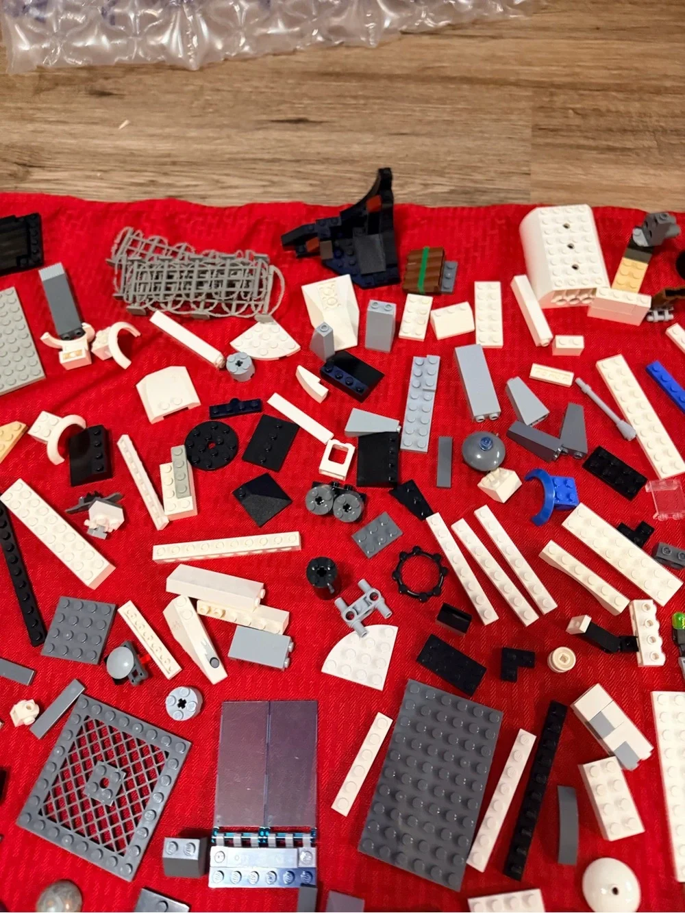 Legos mixed odd lot 2.9 lbs with Star Wars minifigures